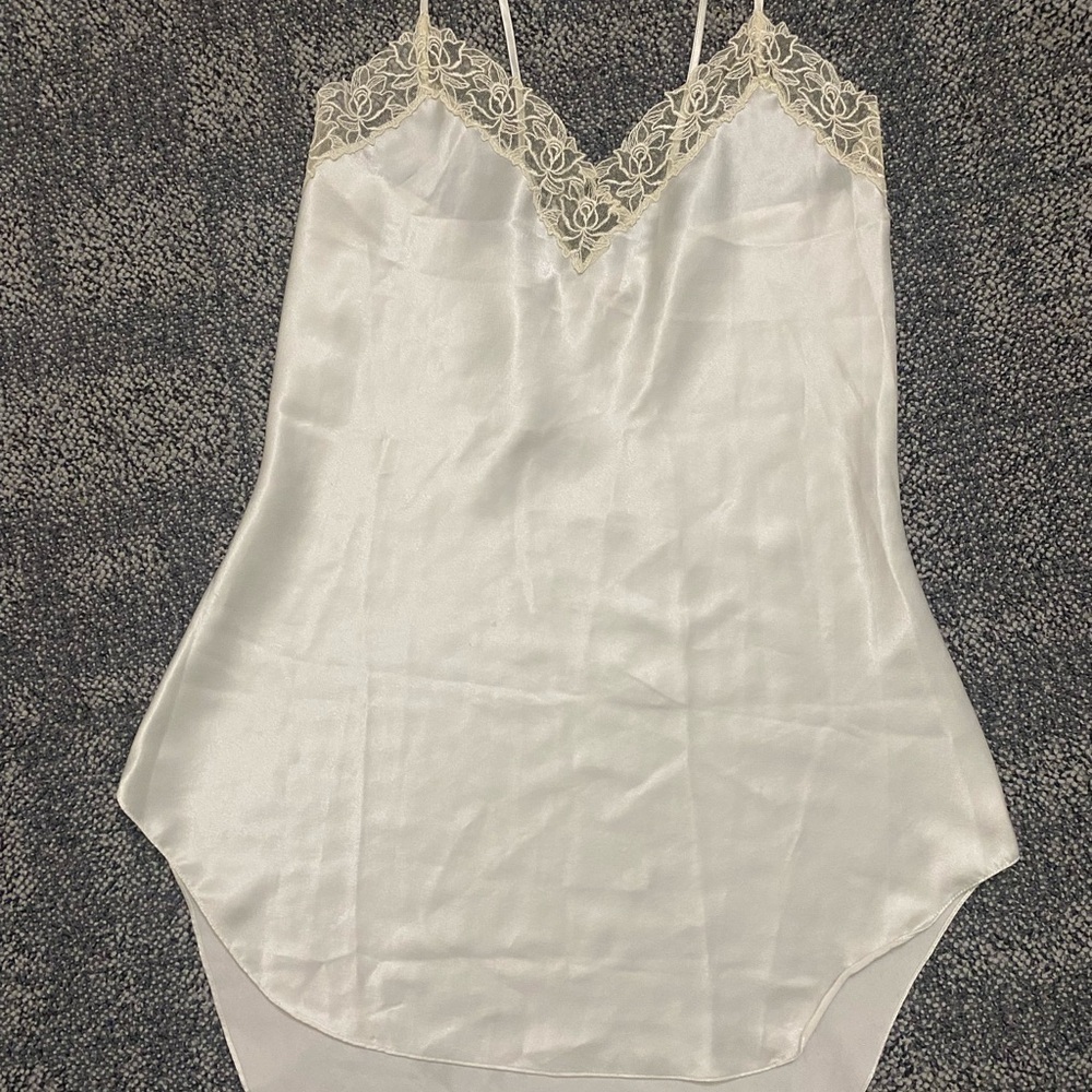 Vintage90s Victoria's Secret Cream Lace Chemise - Picture 2 of 4